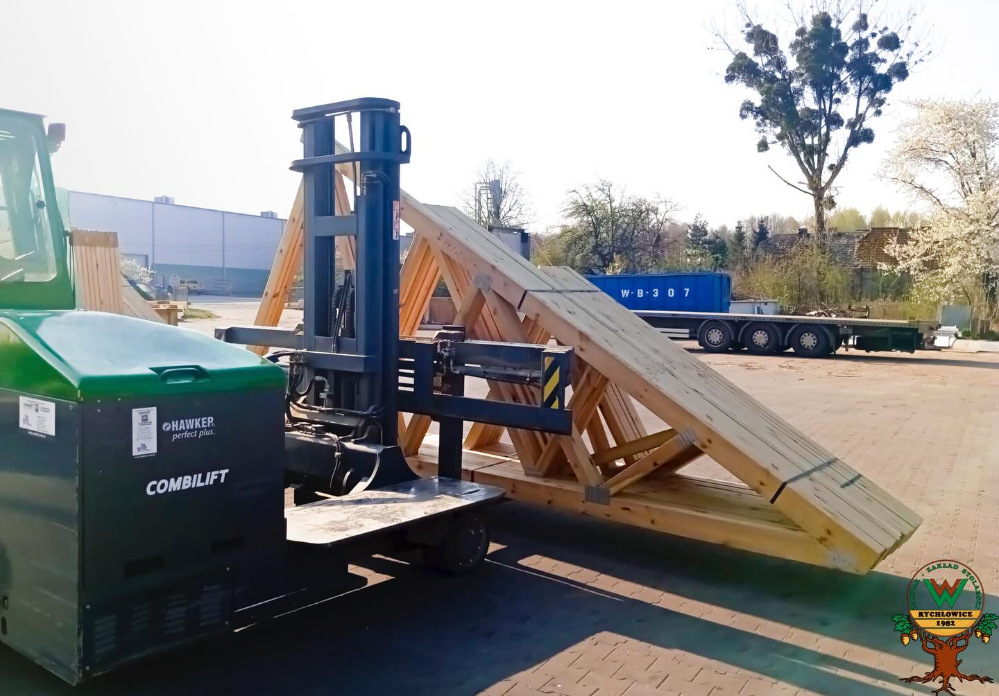 Wózek Combilift transportujący wiązary na placu