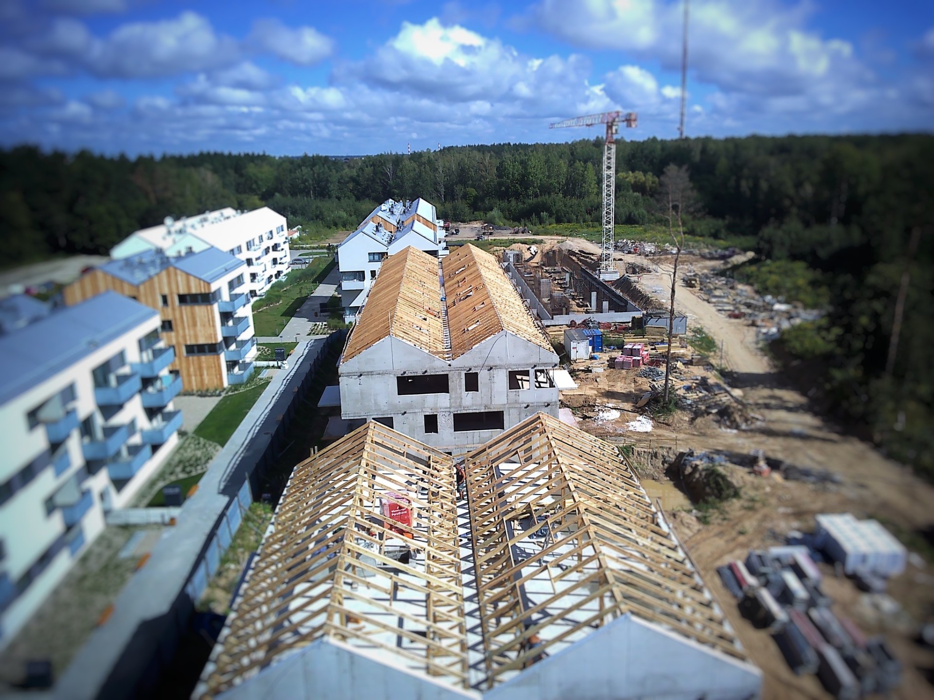 Osiedle deweloperskie – Wiązary dachowe budynków szeregowych – widok drona