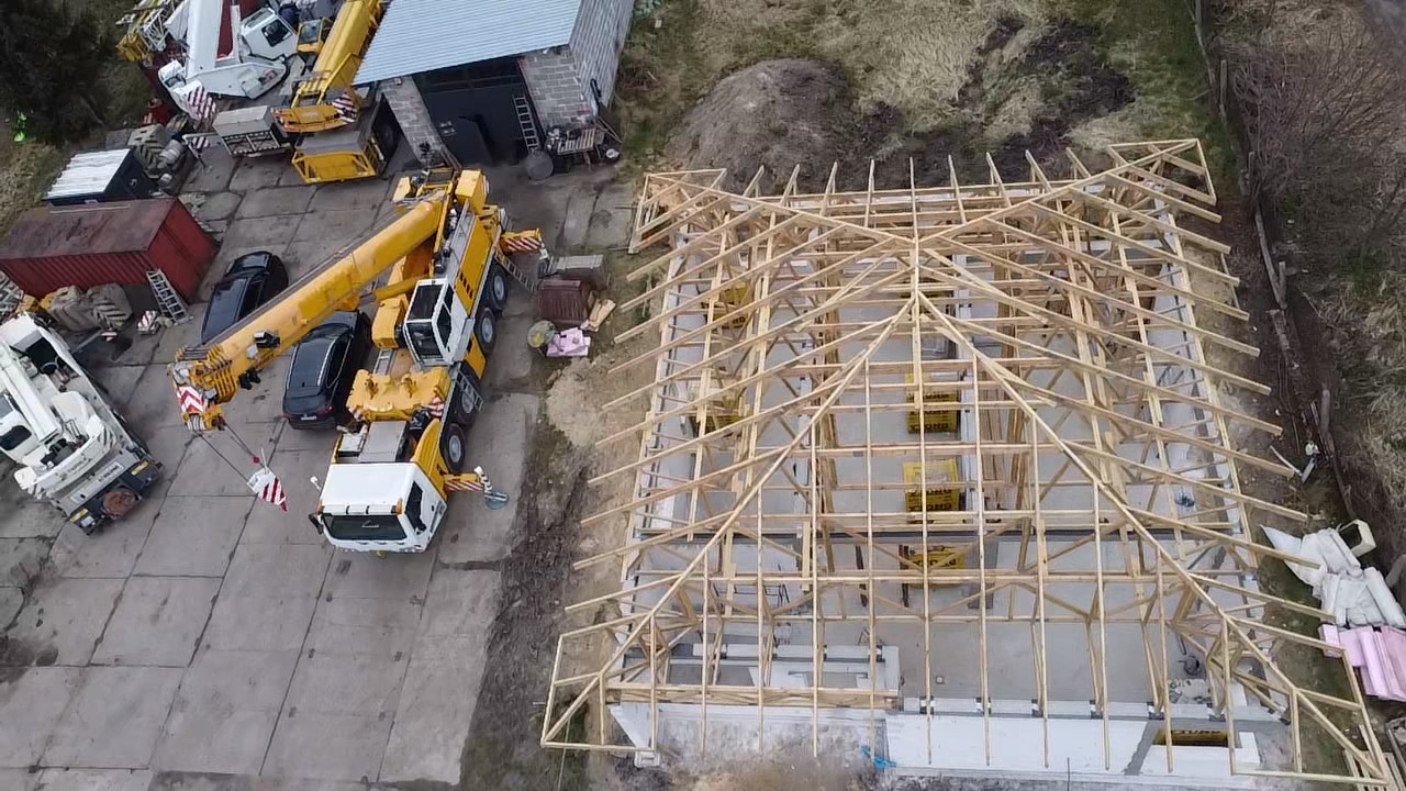 Budynek z wiązarami – Montaż konstrukcji z udziałem dwóch dźwigów