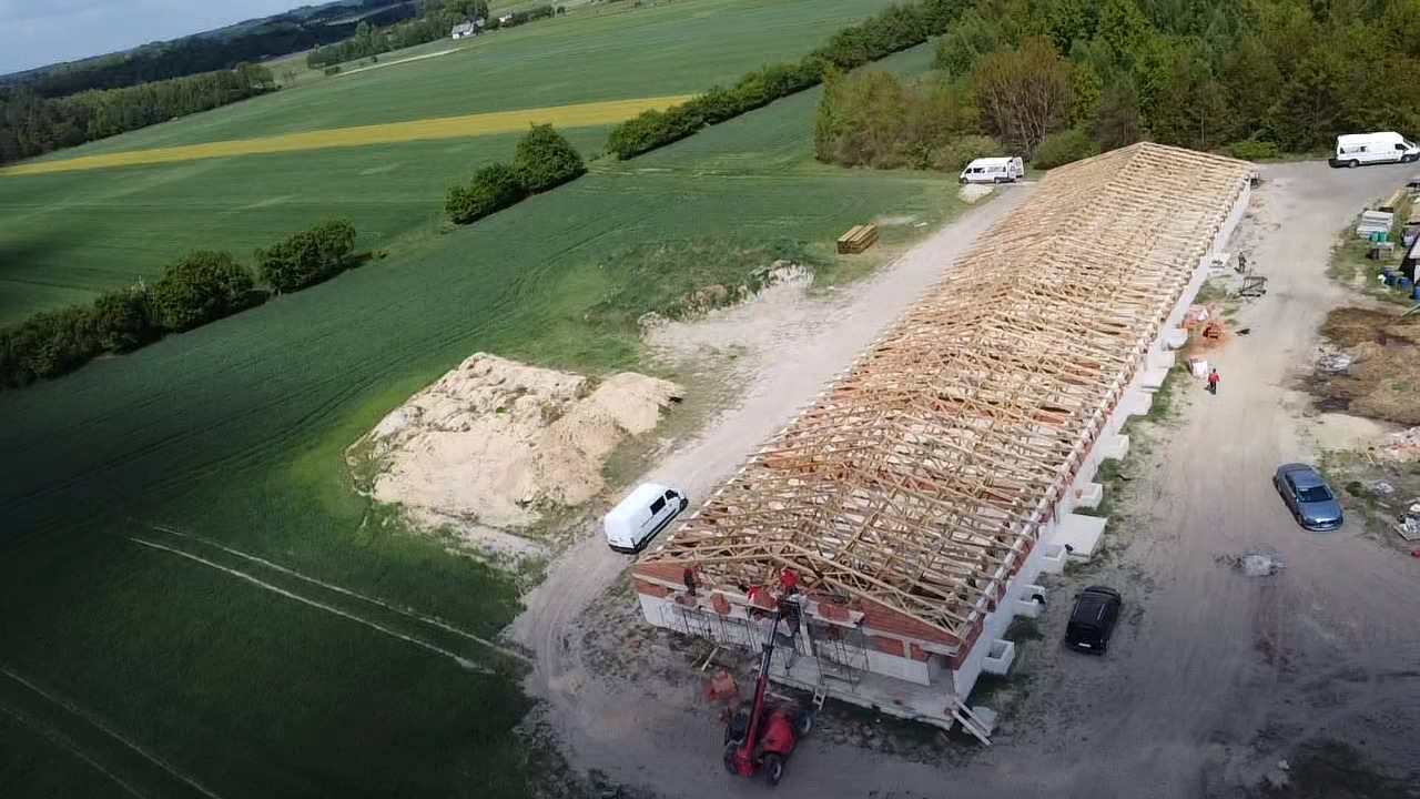 Hala długa – Dach wiązarowy na tle pól – widok drona